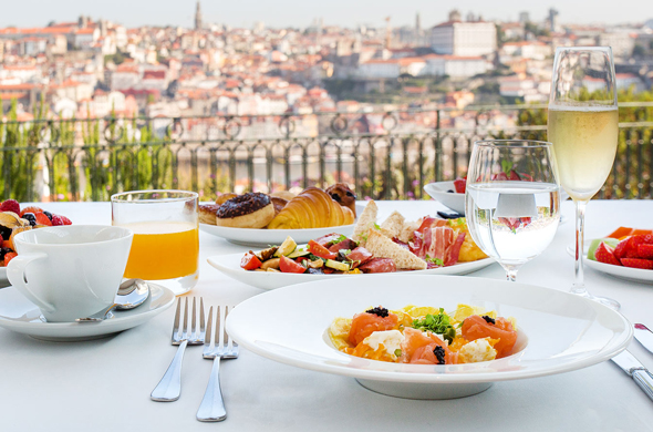 Pequeno-almoço com vistas sobre o Porto